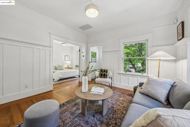 2705 Mathews St, Berkeley CA: https://media.crmls.org/mediaz/503683c1-7ce8-40e9-8cf7-4d5adf1b88c6.jpg