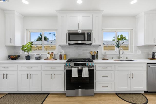 3914 Laguna Ave, Oakland CA: https://media.crmls.org/mediaz/5036b6ad-1308-432b-a752-6e1947434555.jpg