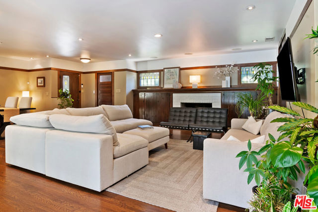 2299 Beverwil Drive, Los Angeles CA: https://media.crmls.org/mediaz/5036becc-b01e-4905-80b4-8a425eb35b5c.jpg