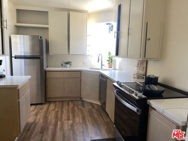 9116 S 5th Avenue, Inglewood CA: https://media.crmls.org/mediaz/503821f9-08fc-414b-9598-b06478c7ce02.jpg