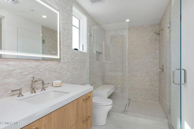 118 Giles Road, Lake Sherwood CA: https://media.crmls.org/mediaz/5039f5d6-cffa-40b9-8a9f-0caec4b06204.jpg