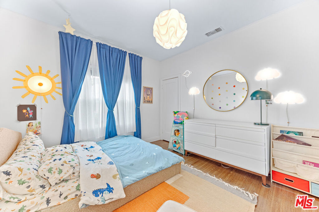 https://media.crmls.org/mediaz/503b2558-30c6-48be-8456-f5094ec0eee0.jpg?preset=X-Large