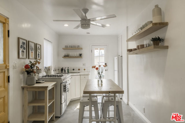 718 Vernon Avenue, Venice CA: https://media.crmls.org/mediaz/503b2727-6d61-4db8-9817-07cef46f2fb8.jpg