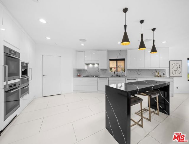 7141 Woodrow Wilson Drive, Los Angeles CA: https://media.crmls.org/mediaz/503dd8fa-22d6-4e64-bb27-ec4e4a5a461c.jpg
