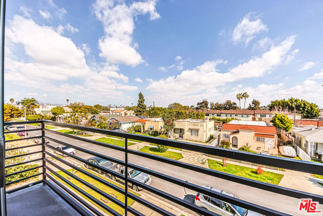 1923 Carmona Avenue, Los Angeles CA: https://media.crmls.org/mediaz/503f09ba-3114-4857-8d6a-f61435227a60.jpg