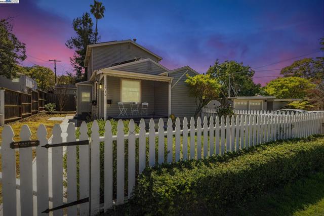 2019 E St, Hayward CA: https://media.crmls.org/mediaz/503f5dbe-0b22-4aa2-a240-d9eebc390598.jpg