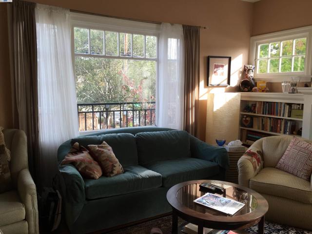 1621 E 38Th St, Oakland CA: https://media.crmls.org/mediaz/503facd1-d8de-48ce-91b0-d02c4b675c9e.jpg