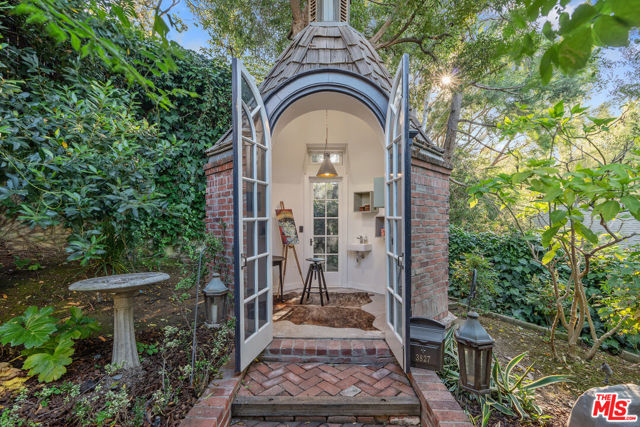 3827 Carnavon Way, Los Angeles CA: https://media.crmls.org/mediaz/50407d2f-b974-4521-a8cb-a5664b525a3a.jpg