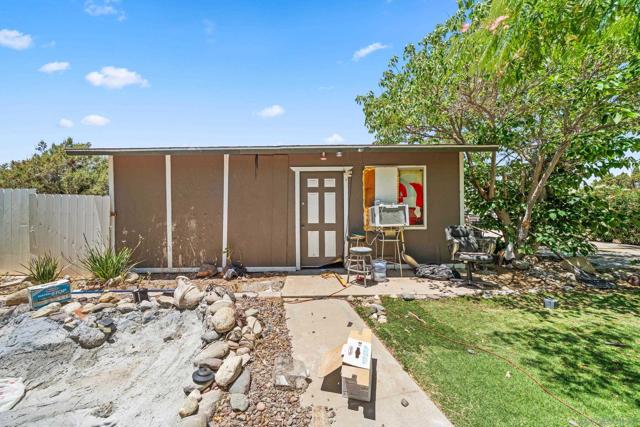 7520 Oakwood Ave, Hesperia CA: https://media.crmls.org/mediaz/50409368-6b46-4e95-9ffa-690d9230a98f.jpg