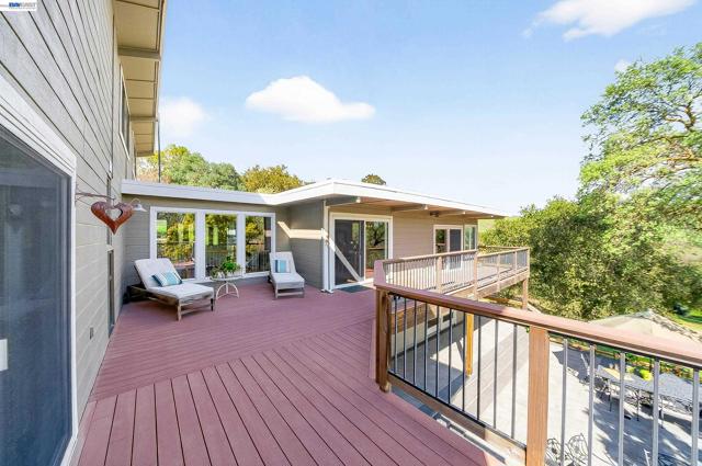 10700 Foothill Rd, Sunol CA: https://media.crmls.org/mediaz/50409526-4f7b-4eed-bce8-d1341ff81b69.jpg