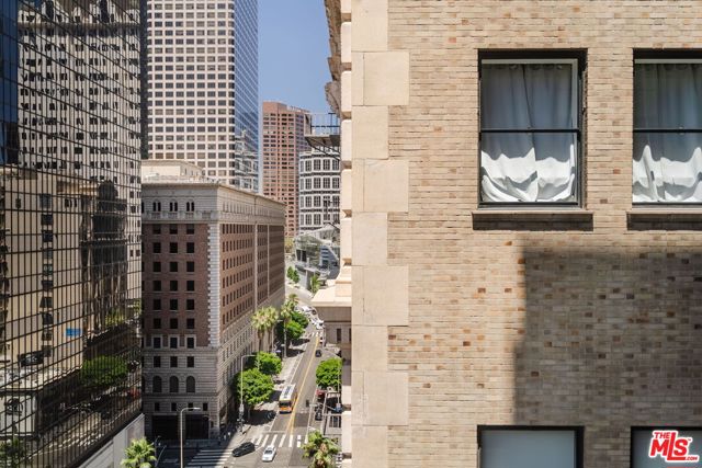 655 S Hope Street, Los Angeles CA: https://media.crmls.org/mediaz/5040d618-225c-4d79-b8af-bcc87417a618.jpg