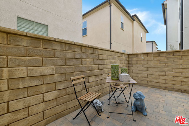 21990 Moveo Drive, Santa Clarita CA: https://media.crmls.org/mediaz/5041d567-febf-4c15-a191-64044c7a40d5.jpg