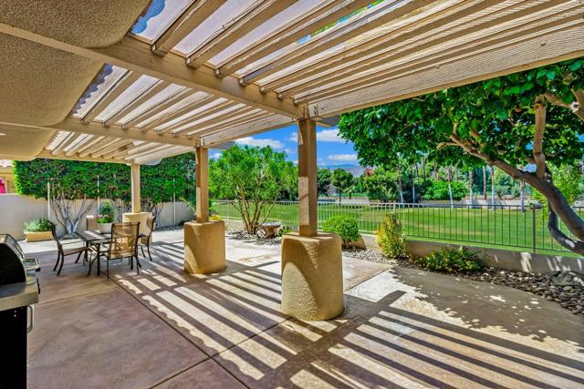 285 Kavenish Drive, Rancho Mirage CA: https://media.crmls.org/mediaz/50423f2f-2883-4cae-9ab1-3f9a28be308f.jpg