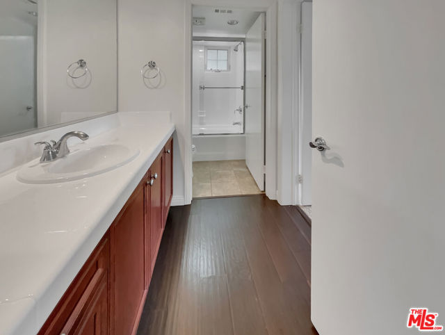 5692 Como Circle, Woodland Hills CA: https://media.crmls.org/mediaz/50436783-fa91-46fa-9504-d080074a7f43.jpg