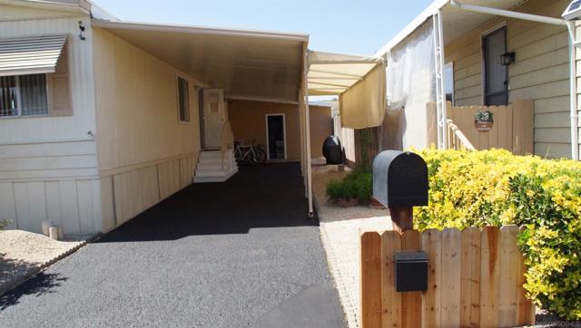 955 Howard Ave, Escondido CA: https://media.crmls.org/mediaz/50437127-a050-456d-8e4b-805f94bee557.jpg