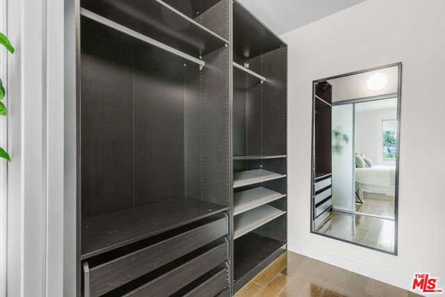 901 S Flower Street, Los Angeles CA: https://media.crmls.org/mediaz/5043dac8-915b-4688-9100-924138fa3fc6.jpg