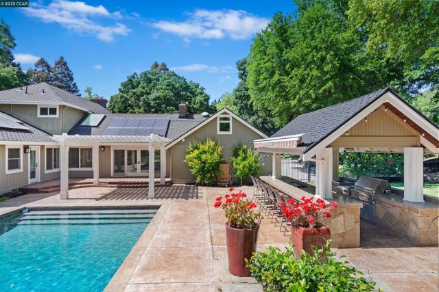 2140 Hidden Oak Dr, Danville CA: https://media.crmls.org/mediaz/5044e3d6-5d12-498f-986e-aecc28eef358.jpg