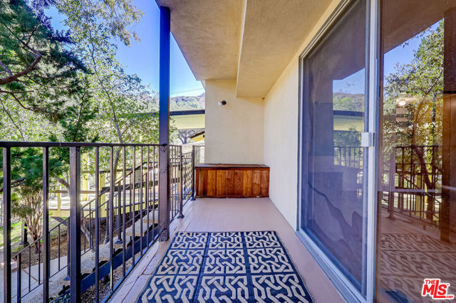 7951 Glenties Lane, Sunland CA: https://media.crmls.org/mediaz/5044f5a9-72e3-4a31-a974-d45c9f0b075f.jpg