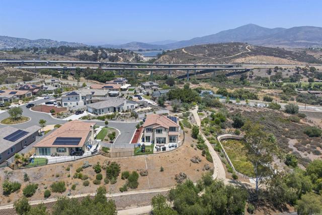 8304 The Grant Place, Bonita CA: https://media.crmls.org/mediaz/50451154-7895-4562-8a94-82a09169b5ae.jpg
