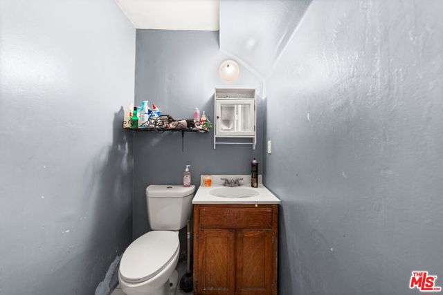 1114 S Kern Avenue, Los Angeles CA: https://media.crmls.org/mediaz/50458bd4-0a84-4b2b-8428-f49e1297e884.jpg