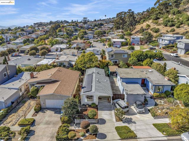 7231 Plank Ave, El Cerrito CA: https://media.crmls.org/mediaz/50461042-67d2-4ff1-af37-1c71d3f74a99.jpg