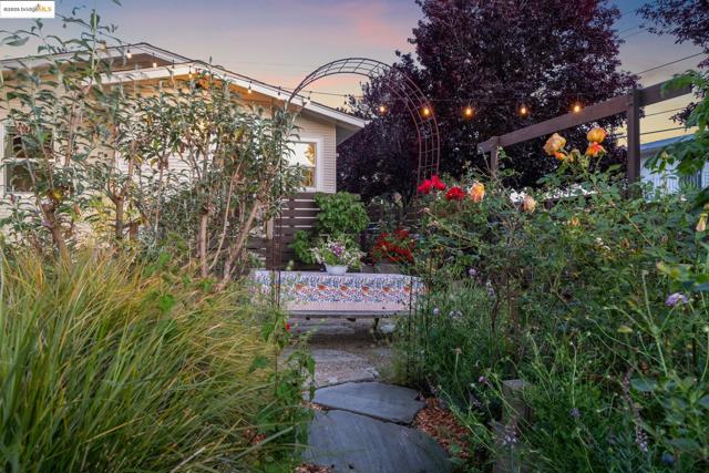 3701 Midvale Ave, Oakland CA: https://media.crmls.org/mediaz/50463755-2017-4c94-9450-83de4074e4a1.jpg