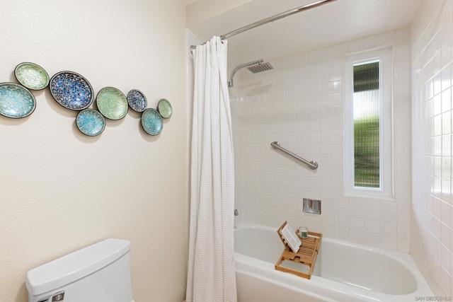 5719 Caminito Norte, La Jolla CA: https://media.crmls.org/mediaz/5047cb17-7702-417e-9d16-0042f987191b.jpg