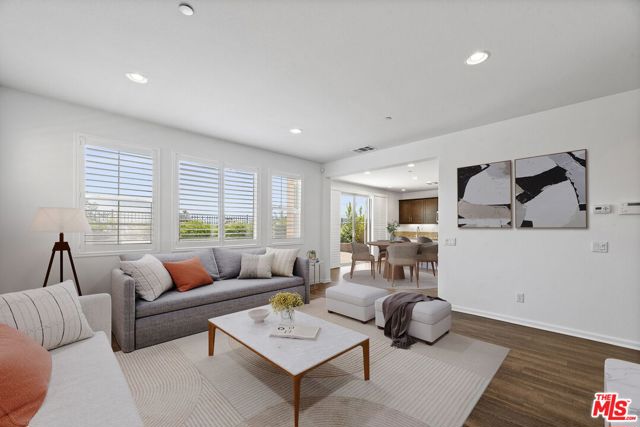20650 Huntley Way, Santa Clarita CA: https://media.crmls.org/mediaz/50483894-e198-4c24-9892-8fbf1afde76d.jpg