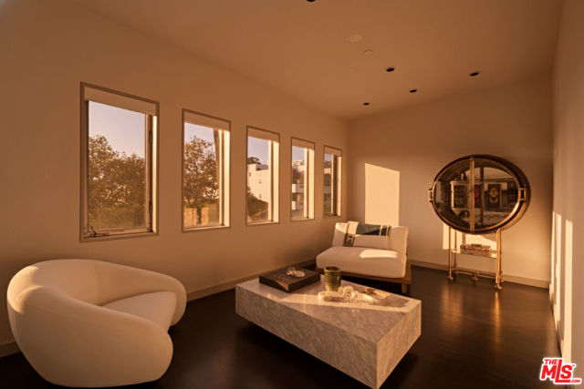 928 N Croft Avenue, Los Angeles CA: https://media.crmls.org/mediaz/504883db-9d8f-46e1-b0c7-6f4d483248e6.jpg