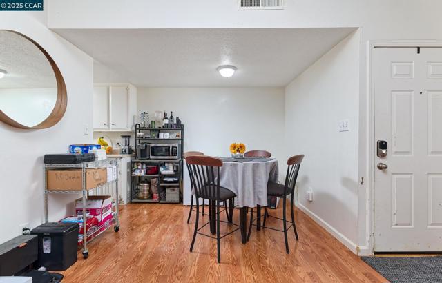 4913 Douvan Ct, Carmichael CA: https://media.crmls.org/mediaz/5048f505-632e-49d5-87a7-296b2c55db75.jpg