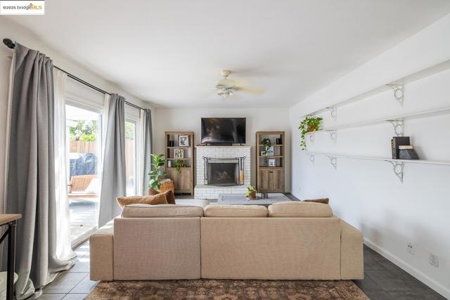 13 Alhambra Court, Antioch CA: https://media.crmls.org/mediaz/50492408-183e-40e5-ba2a-ee43d9772b5d.jpg