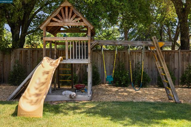 2716 W Newell Ave, Lafayette CA: https://media.crmls.org/mediaz/50496945-47ac-450a-bb06-32559272556c.jpg