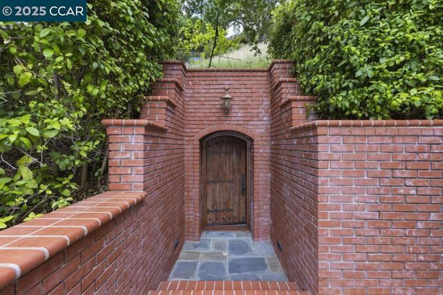 32 Kensington Ct, Alamo CA: https://media.crmls.org/mediaz/50496e9f-df16-4b7a-877e-c0a0c5d53b44.jpg