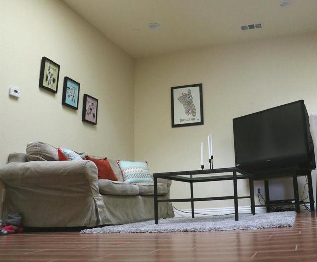 1616 International Boulevard, Oakland CA: https://media.crmls.org/mediaz/504a0f01-be98-4699-88e8-3cffa1c6b6e8.jpg