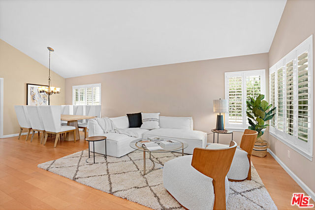 1668 Fox Springs Circle, Newbury Park CA: https://media.crmls.org/mediaz/504a60c6-f972-4f8f-8b3d-025e65115fbe.jpg