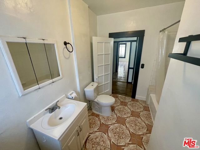 737 N HARVARD Boulevard, Los Angeles CA: https://media.crmls.org/mediaz/504af713-2096-4826-81df-9c65d8888276.jpg
