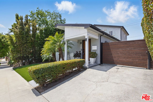 1209 Forest Street, Inglewood CA: https://media.crmls.org/mediaz/504c89b9-52de-4bc5-83c5-c0354ccea59f.jpg