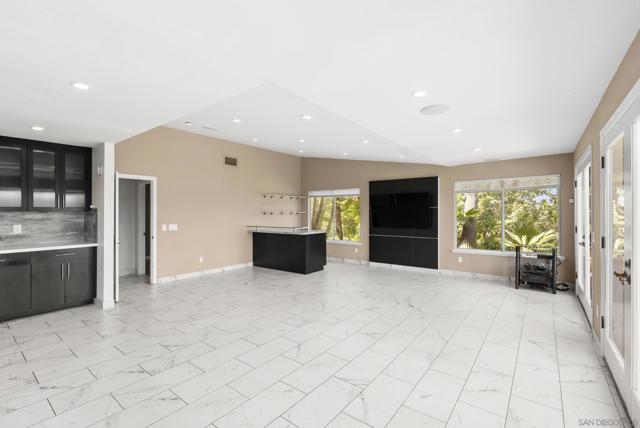 6518 Monte Fuego, Rancho Santa Fe CA: https://media.crmls.org/mediaz/504dbc55-769f-4e83-90e6-c0ee6dbea7f1.jpg