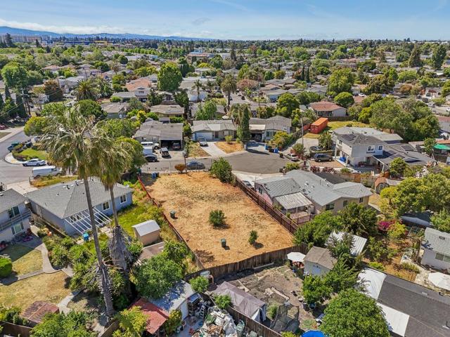 108 Lotus Way, East Palo Alto CA: https://media.crmls.org/mediaz/504e93eb-efd9-4363-b5c2-e6d6c3c72679.jpg
