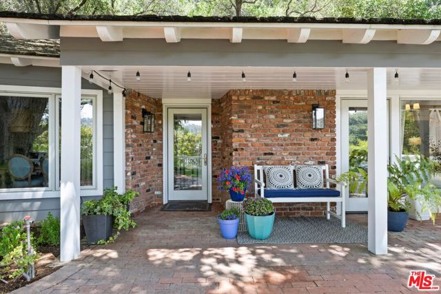 15601 Woodfield Place, Sherman Oaks CA: https://media.crmls.org/mediaz/504fbb16-18a8-47c0-8e87-03daa407d7f6.jpg