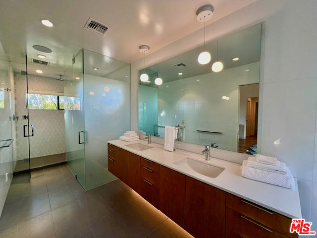 6435 Innsdale Drive, Los Angeles CA: https://media.crmls.org/mediaz/5050c960-a087-41b9-ac8c-80b988123405.jpg