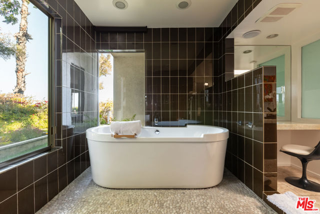 2224 Hercules Drive, Los Angeles CA: https://media.crmls.org/mediaz/5050cf40-c3c9-4f7a-a71c-dcc5ec5f6e19.jpg