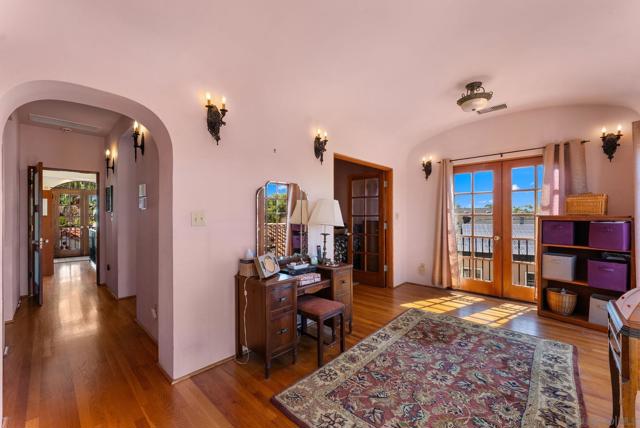 4010 S Hempstead Circle, San Diego CA: https://media.crmls.org/mediaz/50513e87-0119-4c7c-873e-20519562818d.jpg