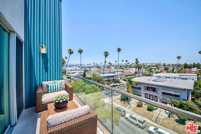 105 S Mariposa Avenue, Los Angeles CA: https://media.crmls.org/mediaz/50518b43-b713-4936-91d6-ea28dcf29073.jpg