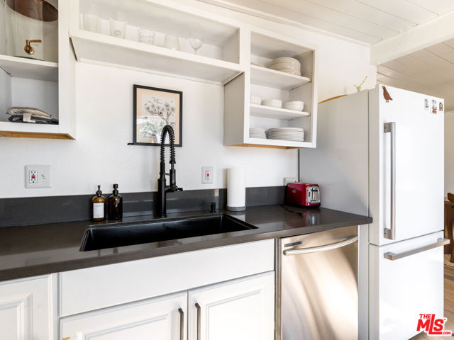 2724 Stonehill Avenue, Joshua Tree CA: https://media.crmls.org/mediaz/505291ba-6d52-4986-bf74-509e237a5c28.jpg