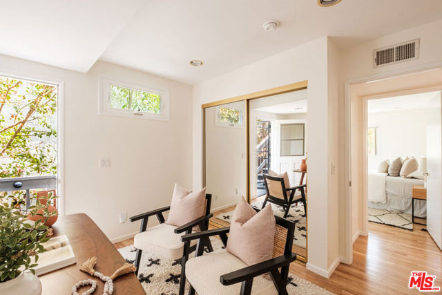 980 Oneonta Drive, Los Angeles CA: https://media.crmls.org/mediaz/50532af5-66d9-48c4-bcf9-15464278116a.jpg