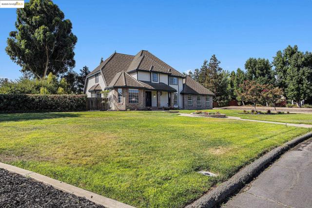 15 Madeira Ct, Oakley CA: https://media.crmls.org/mediaz/50550736-19d3-4c74-ad96-8a9f080f933e.jpg