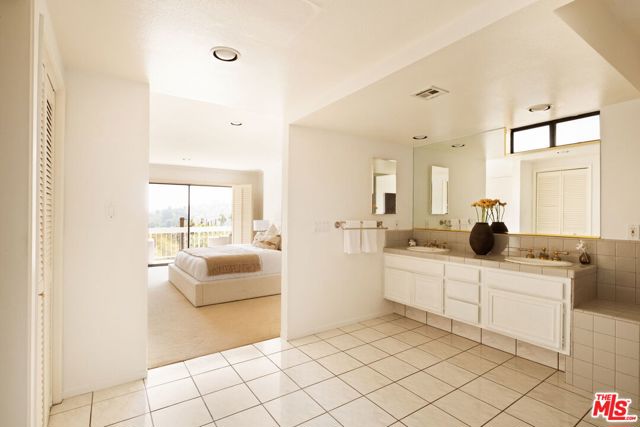 21694 Yucatan Avenue, Woodland Hills CA: https://media.crmls.org/mediaz/5056569d-f980-43b0-8011-150db0648e7f.jpg