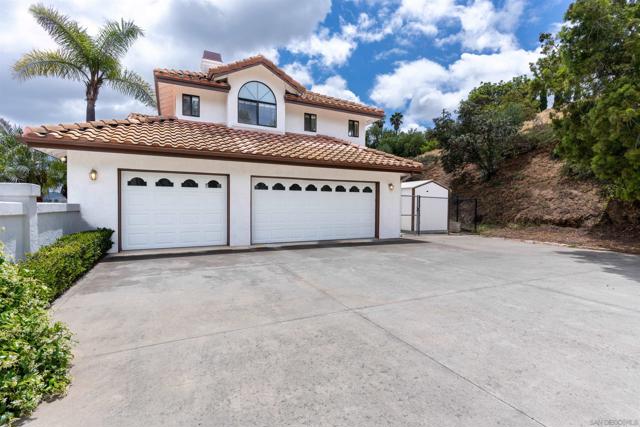 4514 La Canada, Fallbrook CA: https://media.crmls.org/mediaz/5057a1fb-f9dc-482b-87aa-d40aa02ef56d.jpg