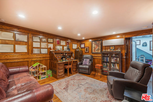 1242 Angelo Drive, Beverly Hills CA: https://media.crmls.org/mediaz/50587691-31e3-4956-afee-59e9408639f2.jpg